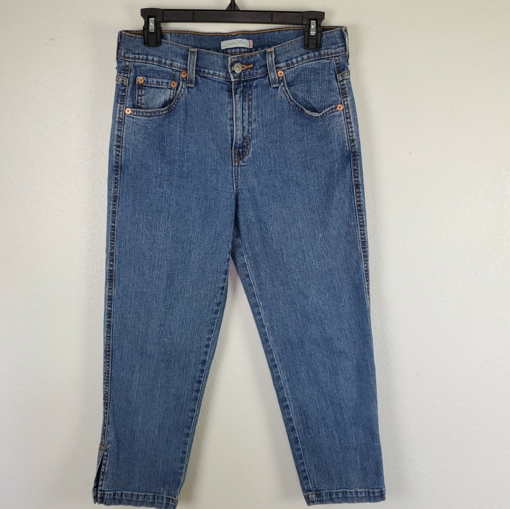 Levi's classic capri 
Sz 10
99 cotton 
1 spandex